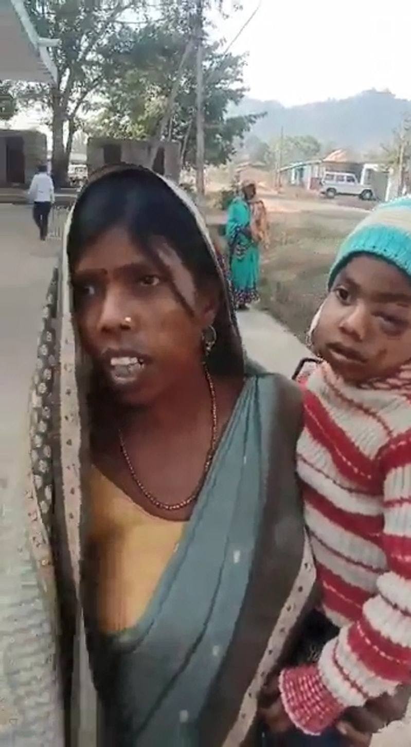 印度1名媽媽見到兒子被獵豹叼走，立即不顧一切追上獵豹，最後成功救回兒子。（Twitter影片截圖）