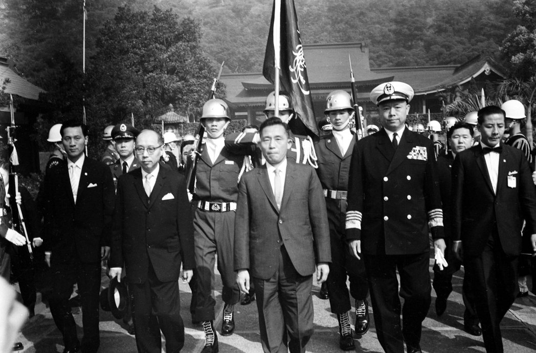圖為1966年訪問台灣的朴正熙（中），在時任副總統嚴家淦的陪同下，前往忠烈祠獻花...