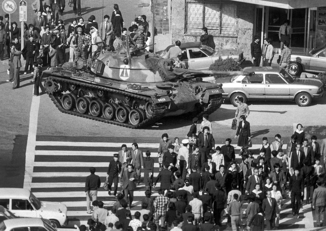 1979年10月27日，全國戒嚴宣布當日，全斗煥派的戰車就開始出現在首爾街頭。 ...