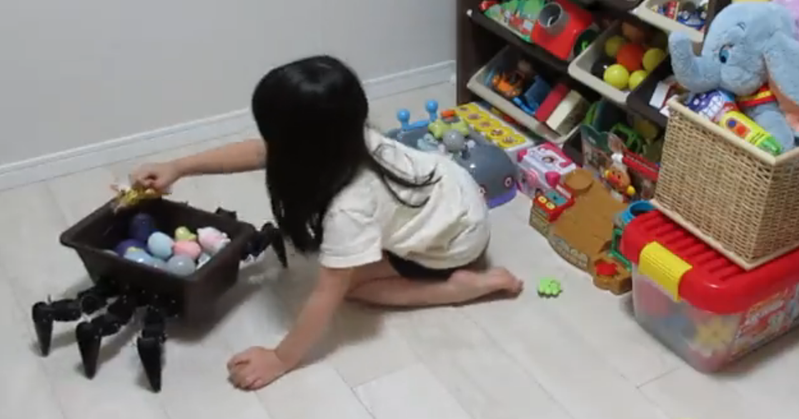 日本一位網友製作了會自動移動的玩具盒，成功引起孩子互動收拾玩具。圖擷取自twitter