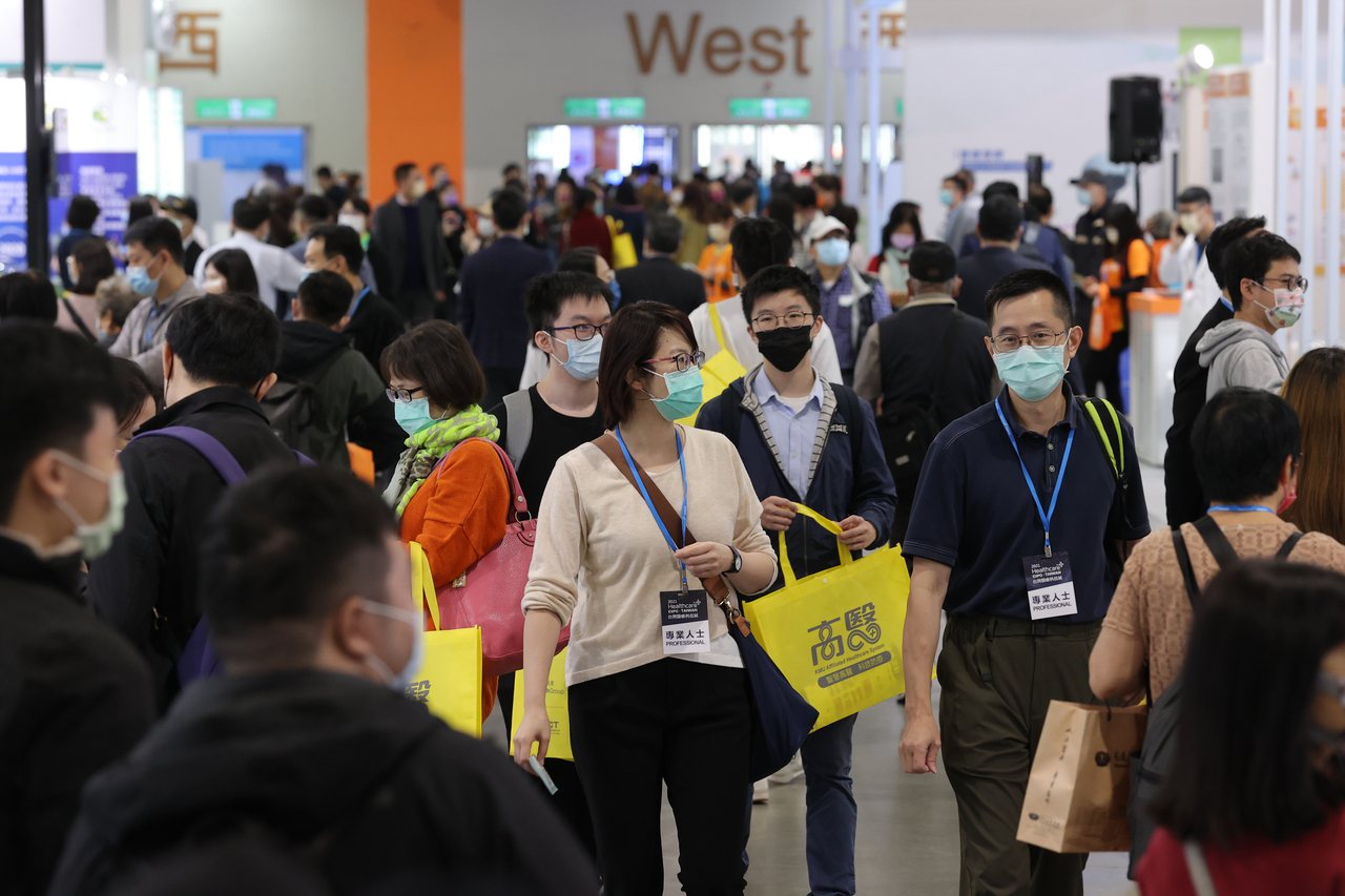第五屆台醫療科技展12月2日至5日正在台北南港展覽館，由於台灣新冠疫情相對和緩，國內外企業多達800家與會，規模創新高。攝影/記者許正宏