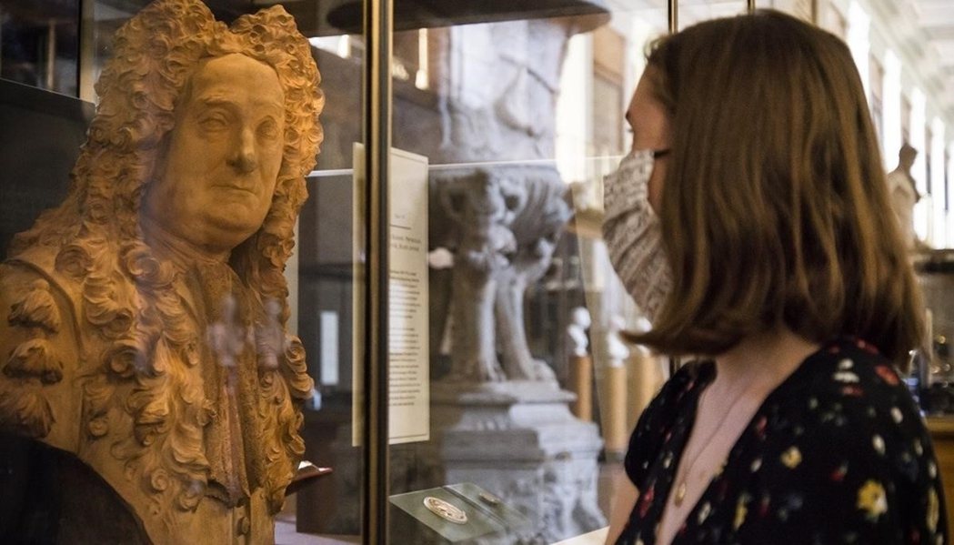 博物館創始人史隆（Hans Sloane）的半身塑像從原本單獨擺放的位置，被搬移...