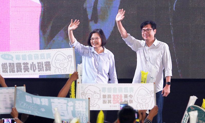 蔡英文總統（左）曾親自為民進黨籍市長陳其邁站台。圖／聯合報系資料照片