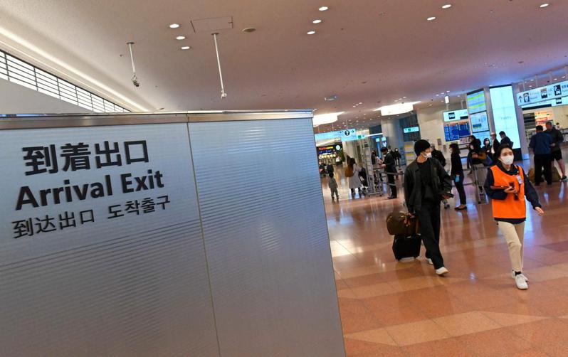 日本政府要求各航空公司暫停12月赴日航班新訂位政策緊急喊卡，即便暫停新訂位喊卡，恐怕仍難滿足日本國民返國需求。法新社