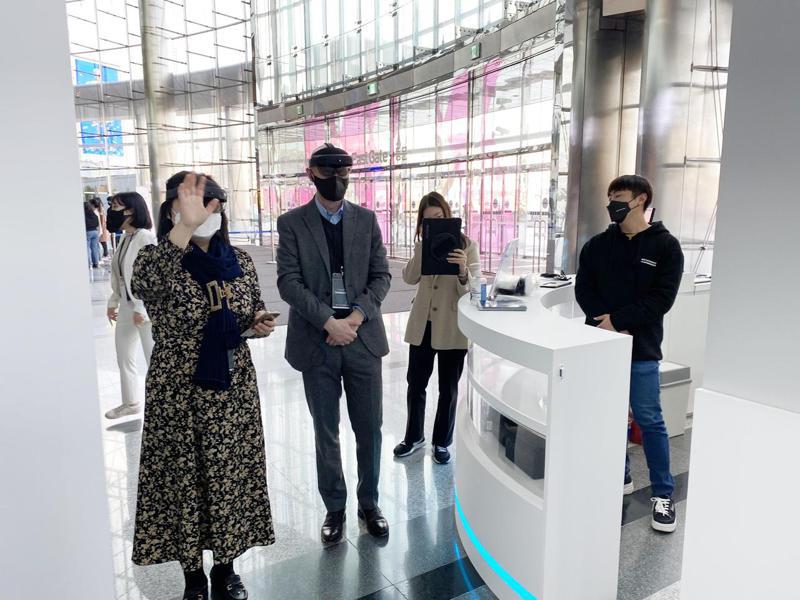 韓國科學技術情報通信部在位於首爾市三成洞的COEX展覽館設置METAVERSE體驗館，開放民眾體驗元宇宙服務。中央社