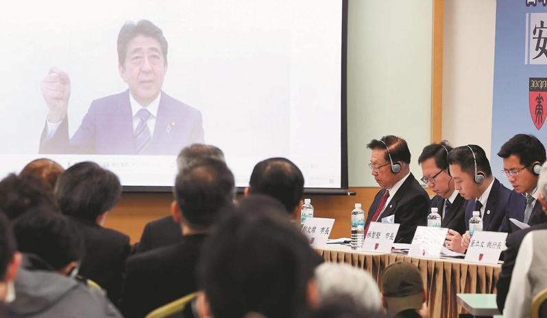 日本前首相安倍晉三昨以視訊發表談話，表示「台灣有事」等同「日本有事」，也可說等同「日美同盟有事」。記者侯永全／攝影