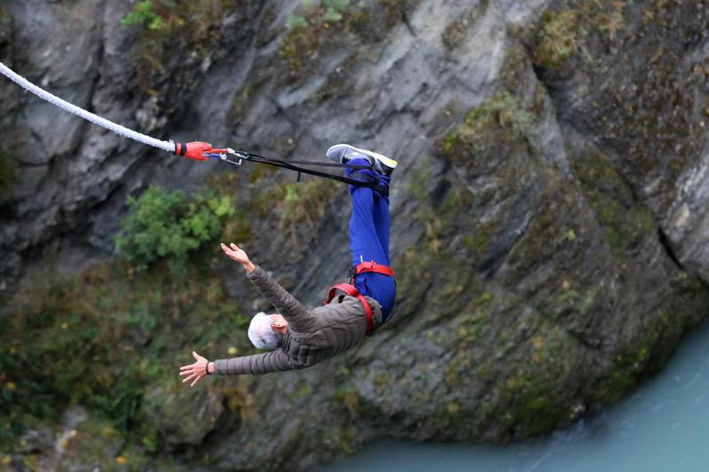 中醫師莊松濤在紐西蘭嘗試高空彈跳。圖／莊松濤提供