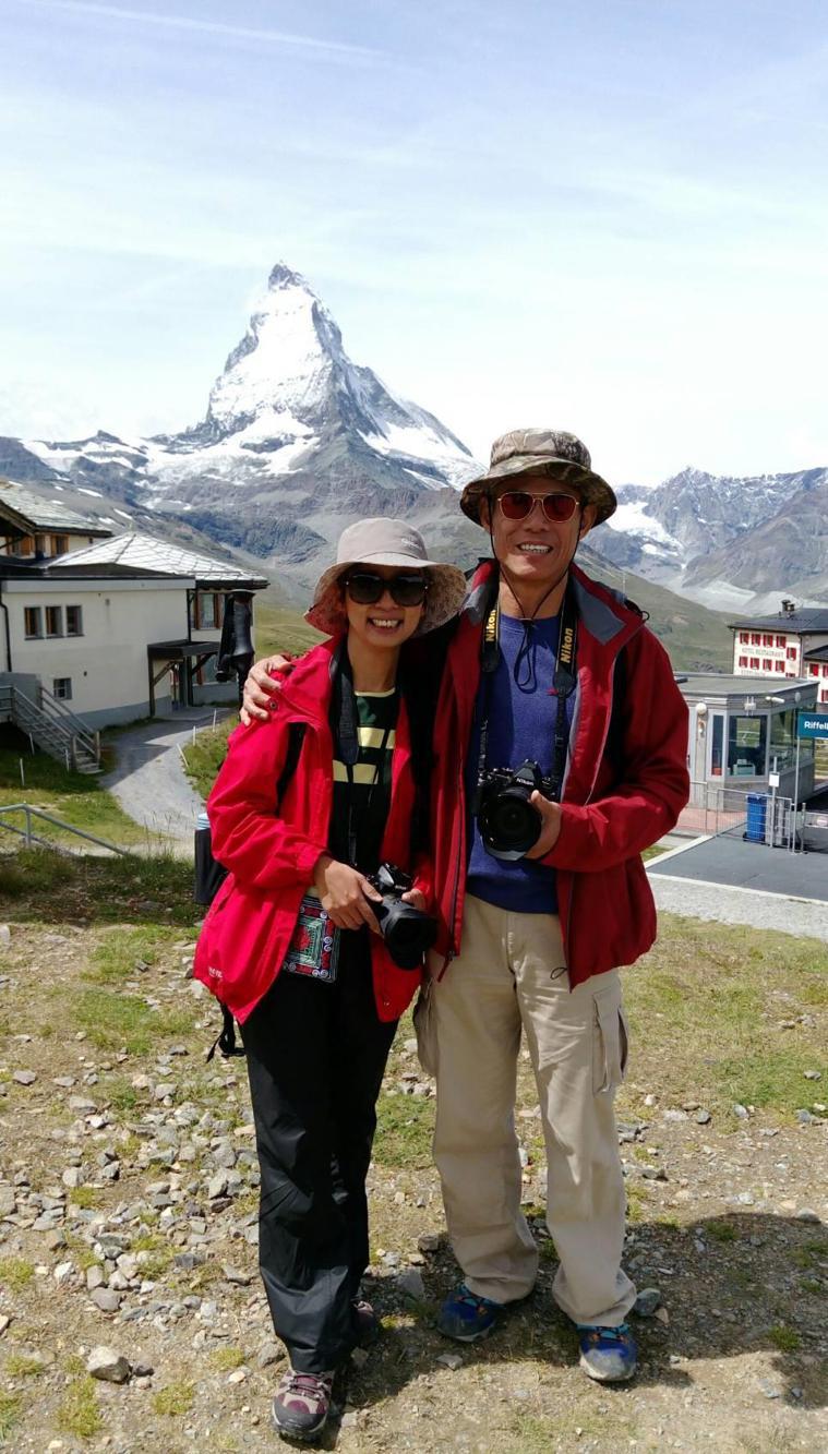 中醫師莊松濤、林幸宜夫婦在瑞士馬特洪峰合照。圖／莊松濤提供