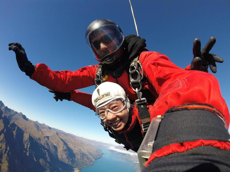林幸宜（前）在紐西蘭嘗試高空跳傘。圖／林幸宜提供