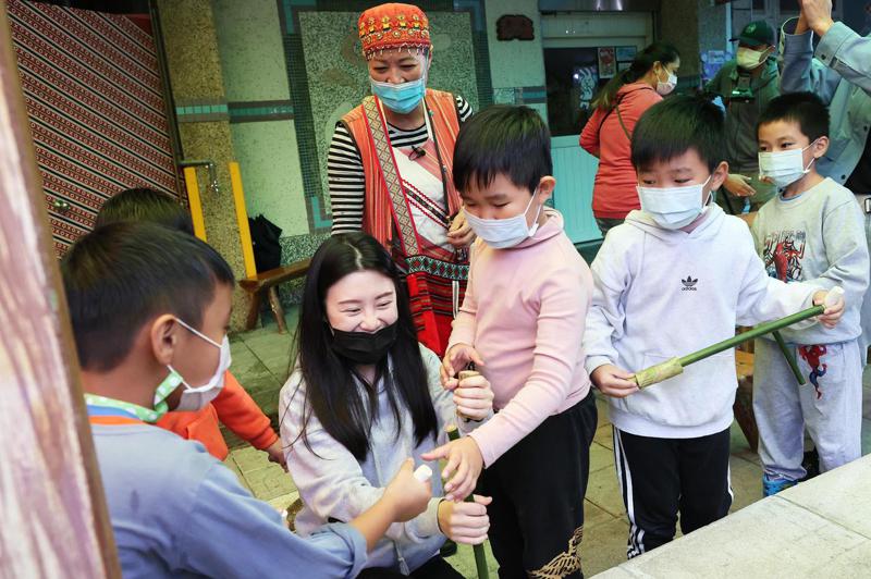 德拉楠實驗小學參與食農教育的老師張雨心（左二）與合作的文化老師李秀蘭（左三）一起在遊戲中教導低年級小朋友認識在地竹子的特性。記者潘俊宏／攝影