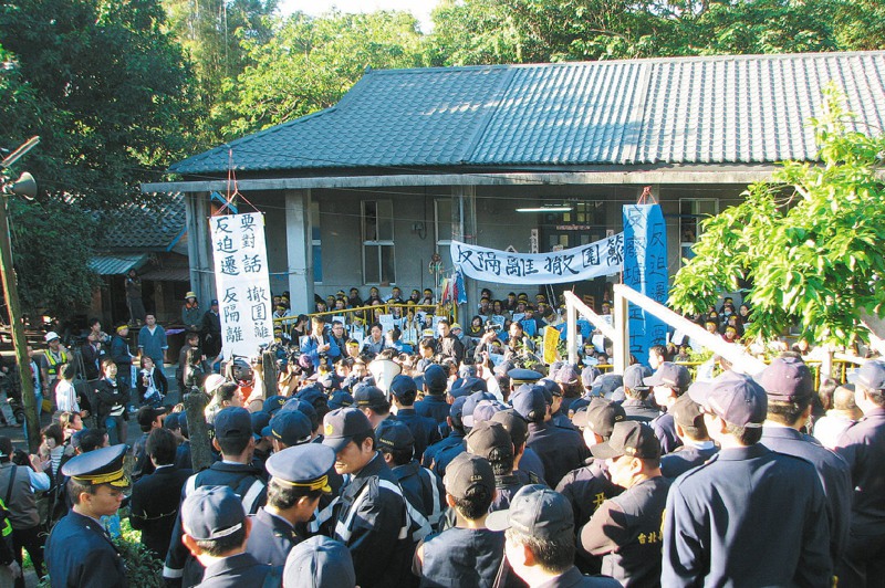 2008年12月3日台北縣警方清晨到樂生療養院架圍籬，在強制抬離前，雙方緊張對峙。圖／聯合報系資料照片