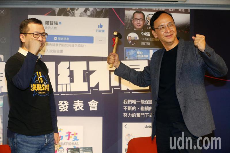 台北市議員羅智強（左）今天舉行新書「百萬網紅不是夢」發表會，送一把台灣版的「雷神槌」給朱立倫，希望朱立倫能打造一個更強大的制衡團隊，把民進黨給打醒。記者胡經周／攝影