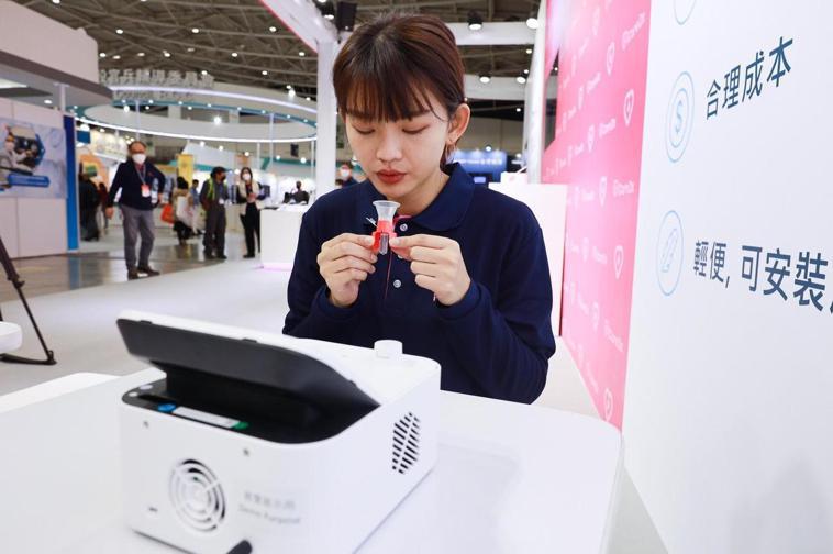 富佳生技在「2021台灣醫療科技展」發表唾液PCR核酸篩檢技術，只要「吐口水」，...