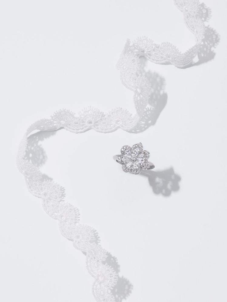 Precious Lace系列Mini Froufrou花卉戒指，符合倫理道德標準之18K白金鑲嵌梨形切割和明亮式切割1.04克拉鑽石，31萬7,000元。圖／蕭邦提供