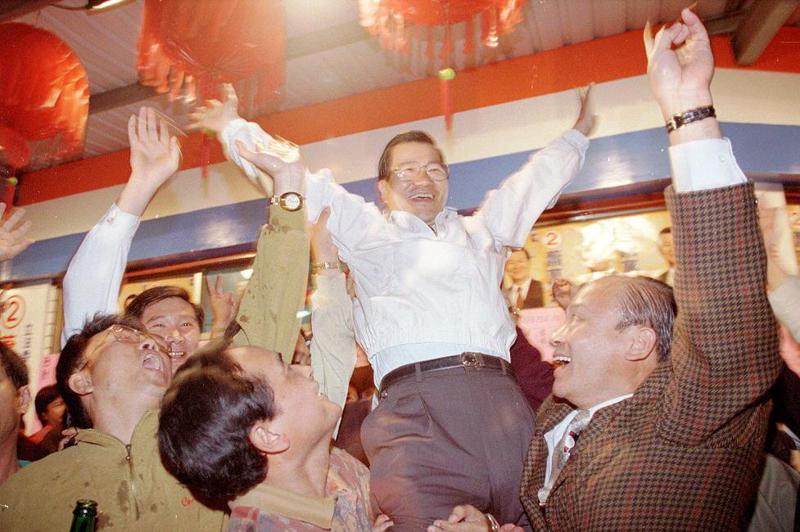 1995年12月2日，國民黨提名的蕭萬長經過一場激烈選戰後當選立委，助選人員興奮將他抬起高呼勝利。圖／聯合報系資料照片