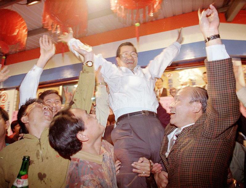 1995年12月2日，國民黨提名的蕭萬長經過一場激烈選戰後當選立委，助選人員興奮將他抬起高呼勝利。圖／聯合報系資料照片