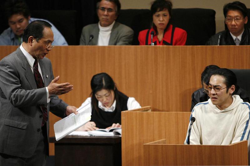 日本法院對出示遺體照片等「刺激性證據」的態度變得謹慎。圖為日本在裁判員制度上路前，由演員模擬開庭。路透