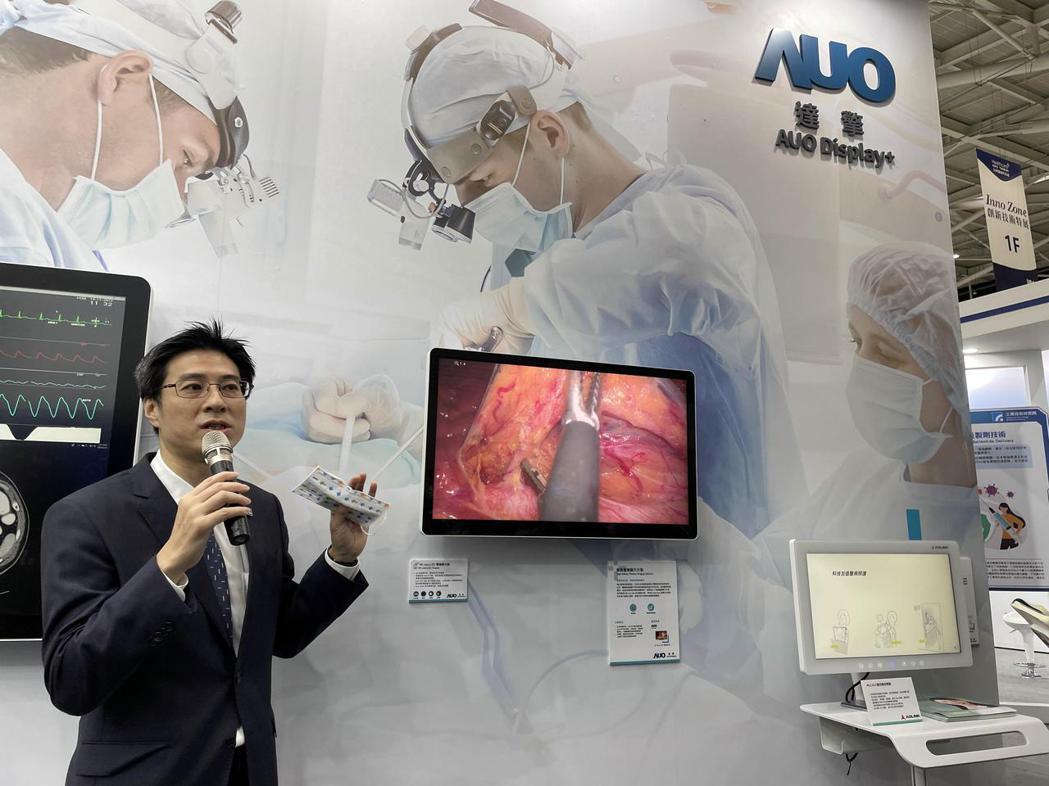 達擎總經理廖世宏展示應用MiniLED技術的新一代擬真醫療顯示解決方案。記者李珣...