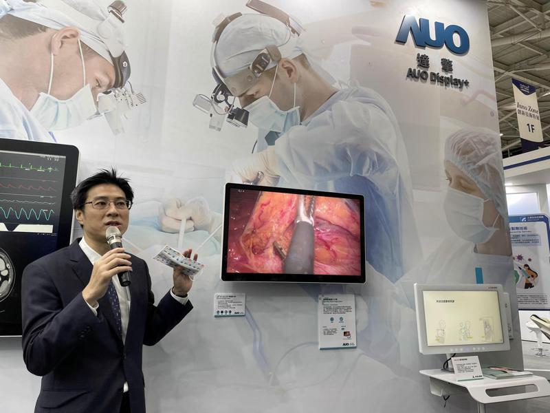 達擎總經理廖世宏展示應用MiniLED技術的新一代擬真醫療顯示解決方案。記者李珣瑛/攝影