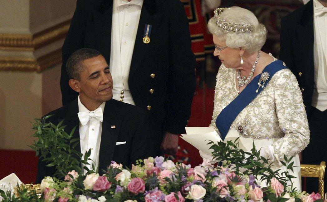 英國前財政大臣奧斯本日前透露，伊麗莎白二世女王曾在國宴要他告訴時任美國總統歐巴馬...