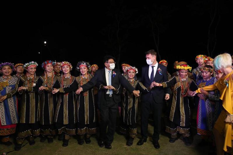 《2021捷克在屏東》今在屏東縣民公園舉辦晚宴，縣府邀請台灣原住民族文化園區原住民勇士舞表演。圖／屏東縣府提供