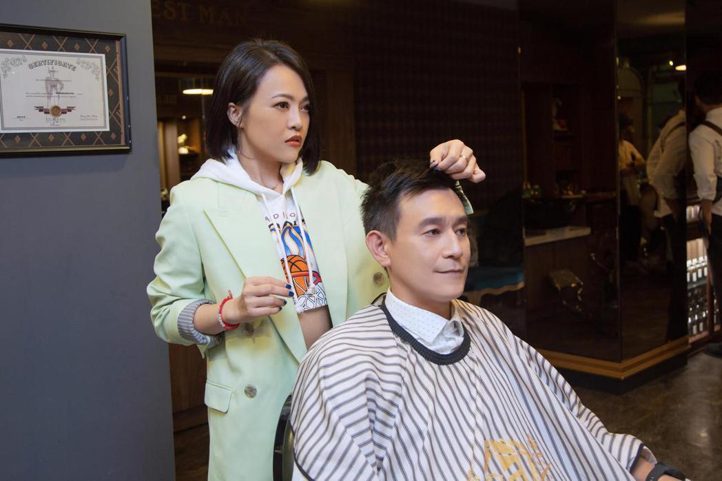 戴愛玲(左)在新歌MV客串理髮師。圖／華納音樂提供