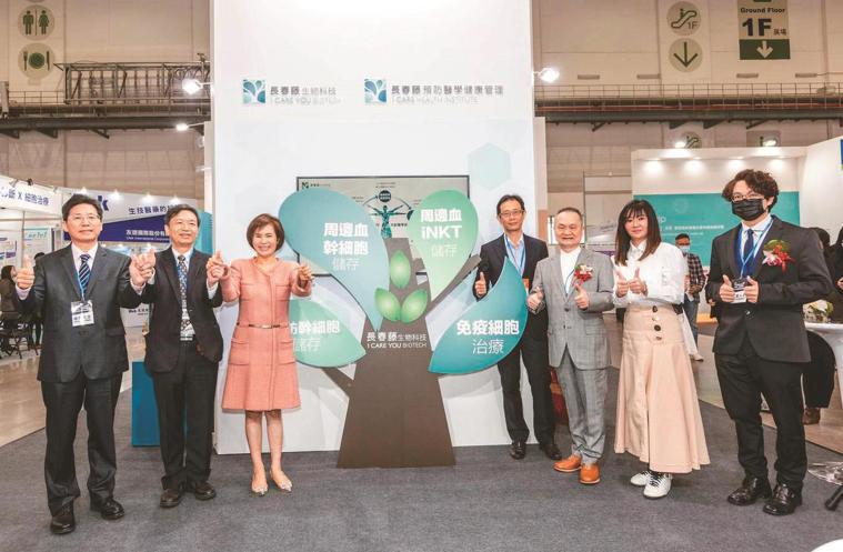 2021台灣醫療科技展開幕，北醫博士沈耀安(右一)、台大醫學系教授林凱信(右三)...
