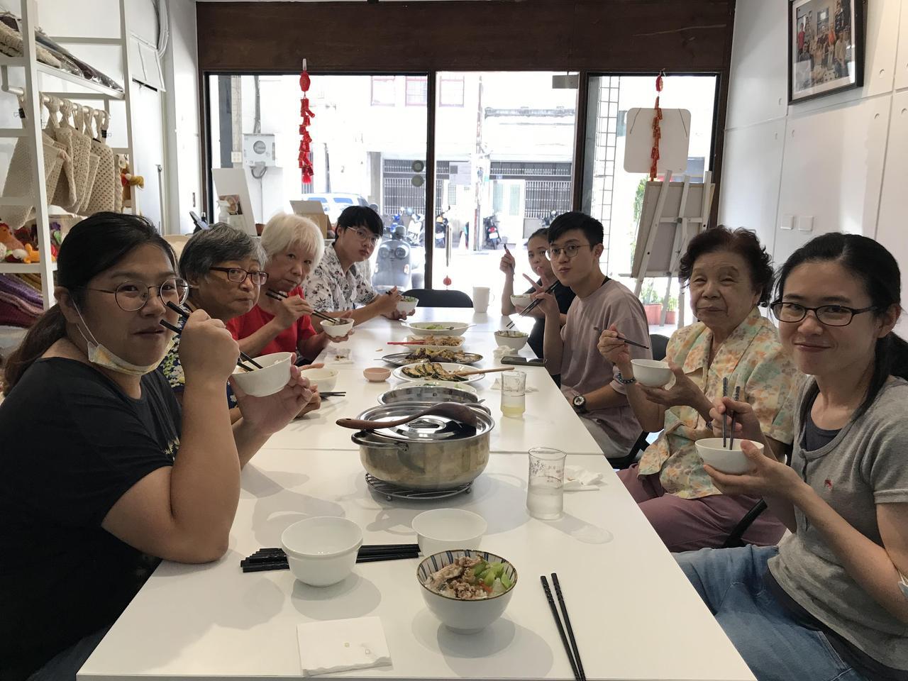台南中西區民權路上的「Oh Old!柑な店」內，老人家與年輕人一起學習煮菜一起共...