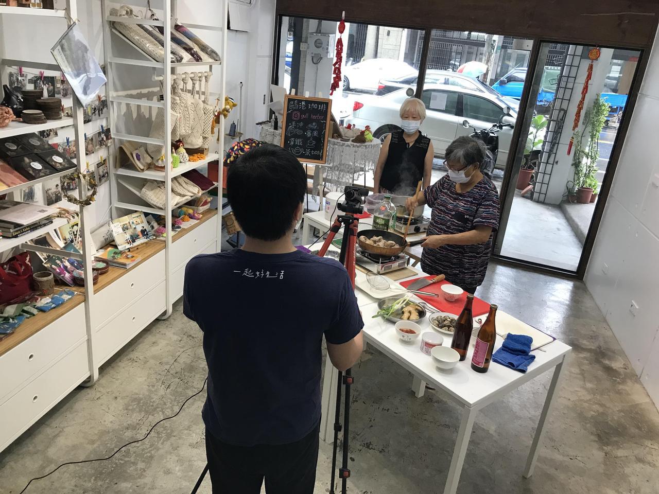 台南中西區民權路上的「Oh Old!柑な店」，店內正在幫老人家製作宣傳影像。 圖...