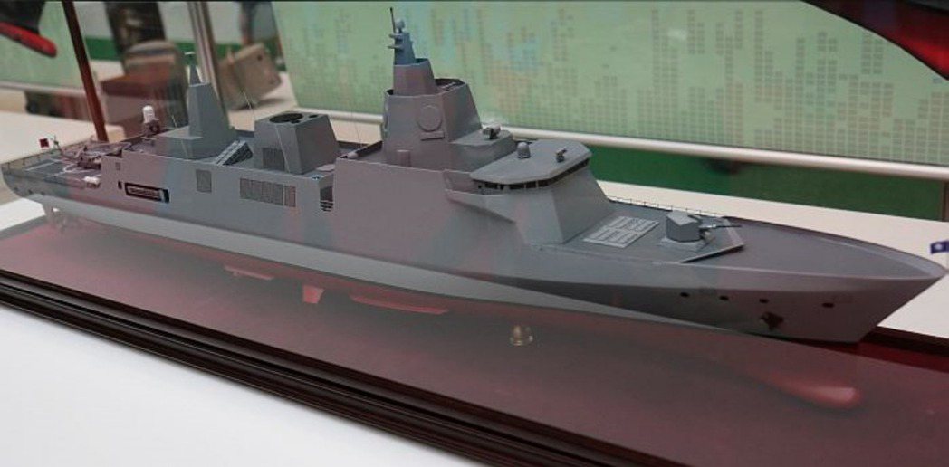 2017年8月16日世貿航太國防展中首度展出的「新一代飛彈巡防艦」（震海計畫）模型。 圖／取自MDC（軍武狂人夢）網站