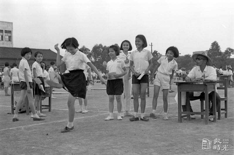 北市初中聯考體育項目考試－踢毽子，圖為女學生考試鏡頭。圖＼聯合報系資料照（1967/7/5　王萬武攝影）