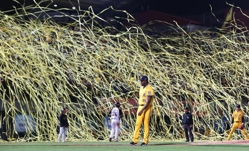 中信兄弟在台南球場客場拋下黃彩帶，奪下睽違11年的總冠軍，和2010年奪冠也有許多巧合。 記者劉學聖／攝影