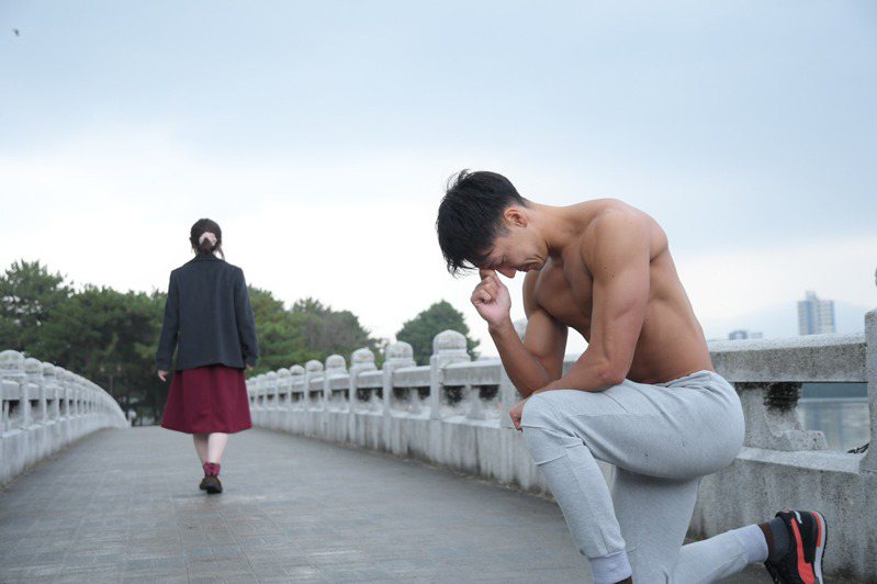 日本一間健身房公司製作肌肉男圖庫，內容為身材精壯男子在各種主題下的照片示意圖。
圖擷自免費圖庫「マッスルプラス」