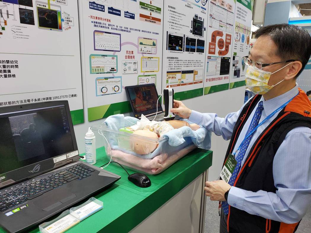 高軒楷醫師在2021台灣醫療科技展示範利用人工智慧輔助髖關節超音波檢查。 長庚醫...