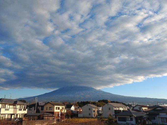 有網友在推特分享今早從住家眺望的富士山，寫下「不用擔心、沒有噴火唷！」圖／取自推...