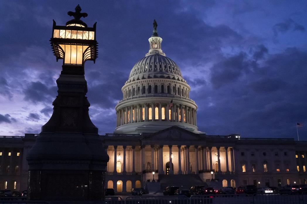 美國參院在國會山莊挑燈夜戰，終於通過讓美國政府免於停擺的權益支出法案。美聯社