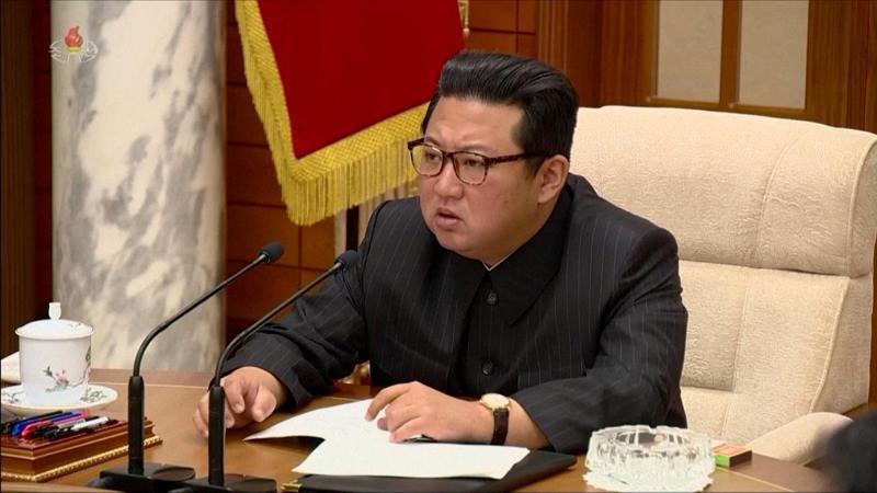 北韓國家領導人金正恩前一天主持會議，強調2022年要「繼續展開不亞於今年的龐大鬥爭」。另據脫北者經營的網媒掌握消息指出，北韓特工完成他在10月親自下達的「抓到民族叛徒」命令。路透/KRT
