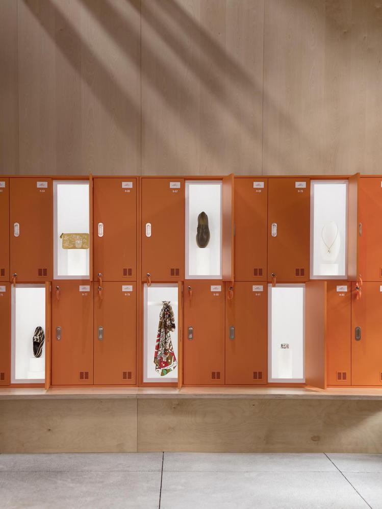 置物櫃也是以愛馬仕橘色點綴而成。圖／愛馬仕提供