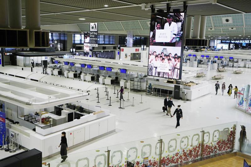 日本東京成田機場旅客二日經過國際航班售票大廳。美聯社