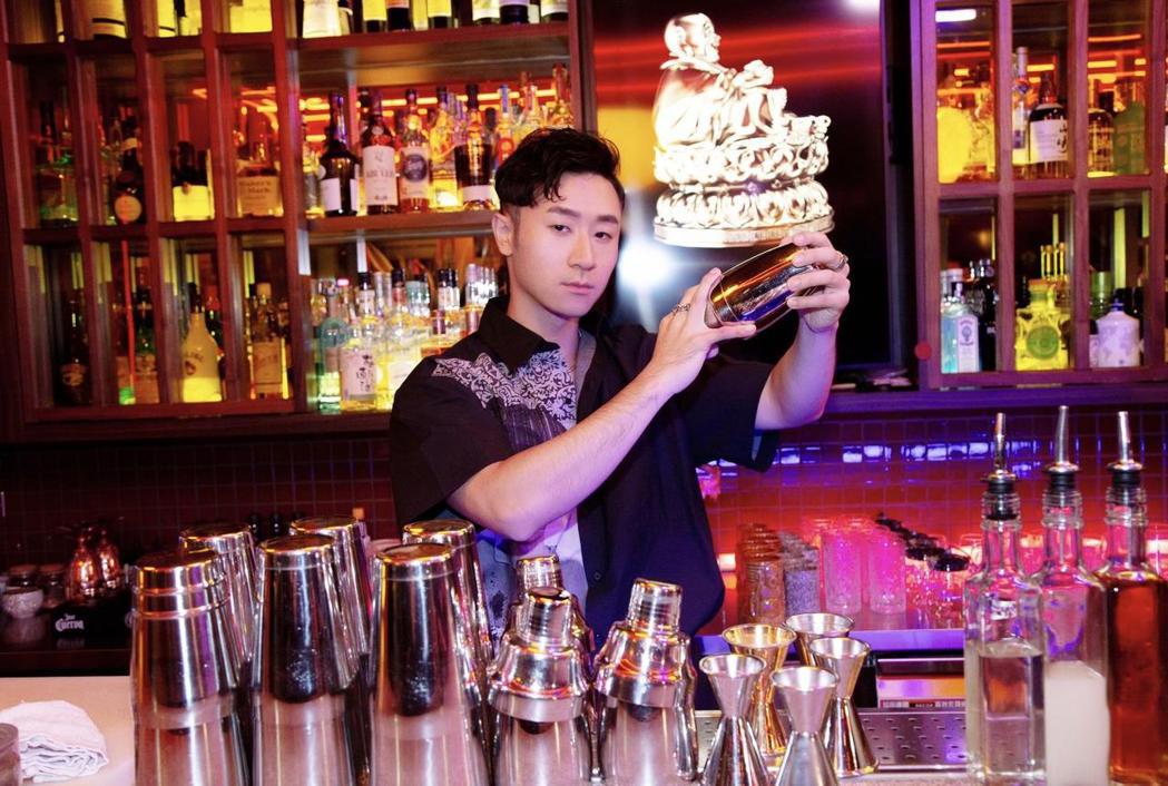 Sam Lin在MV中飾演帥氣酒保。圖／華納音樂提供