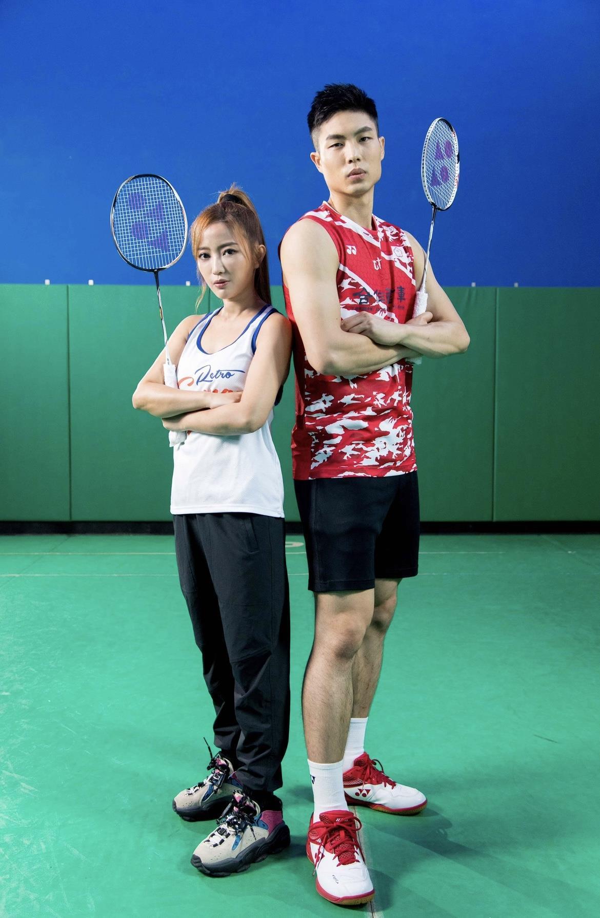 黃美珍（左）新歌「無所不在」邀來羽球國手周天成獻MV初體驗。圖／Superfanz Taiwan提供
