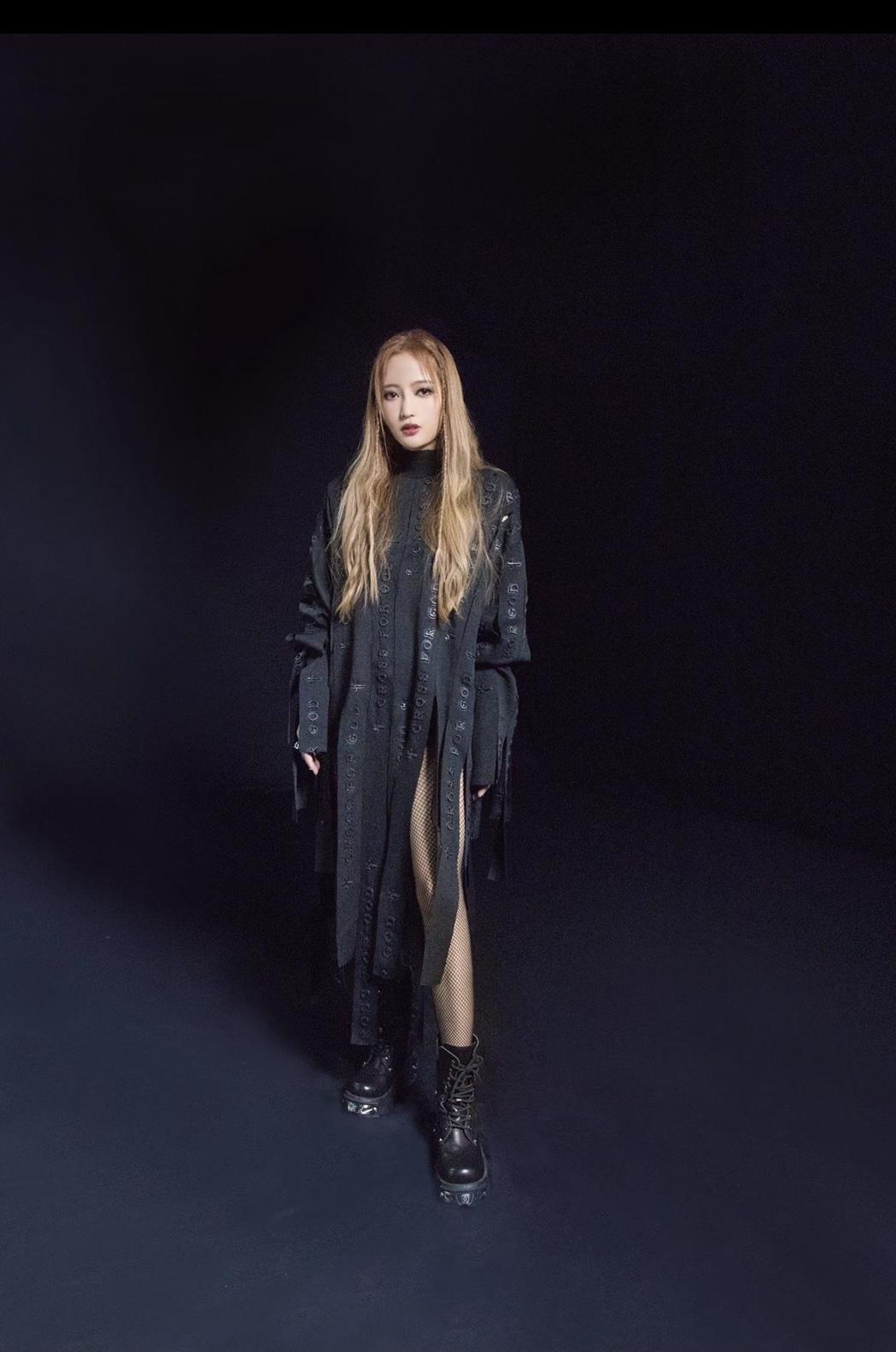黃美珍推出首支詞曲創作新歌「無所不在」。圖／Superfanz Taiwan提供