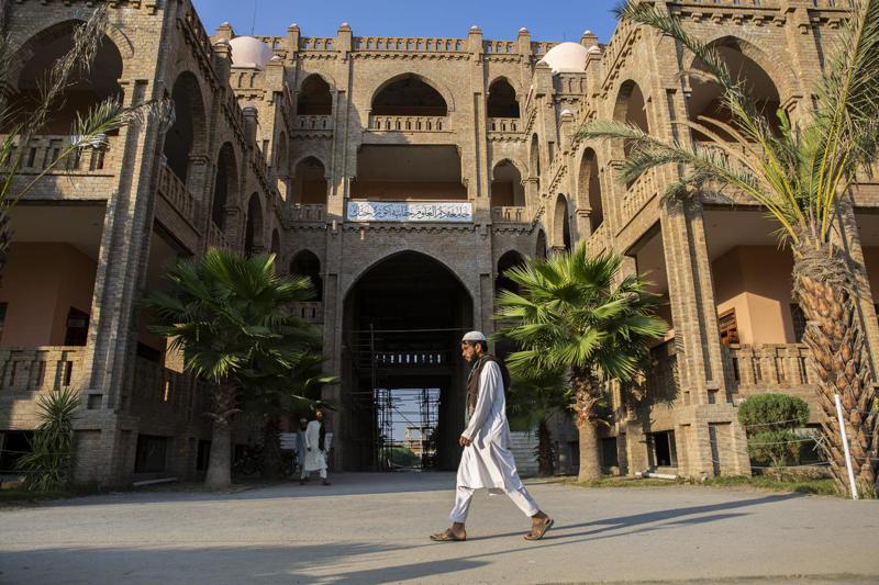 國際伊斯蘭學院可說是神學士政權的搖籃，該校為巴基斯坦最大、最古老的神學院之一。 紐約時報