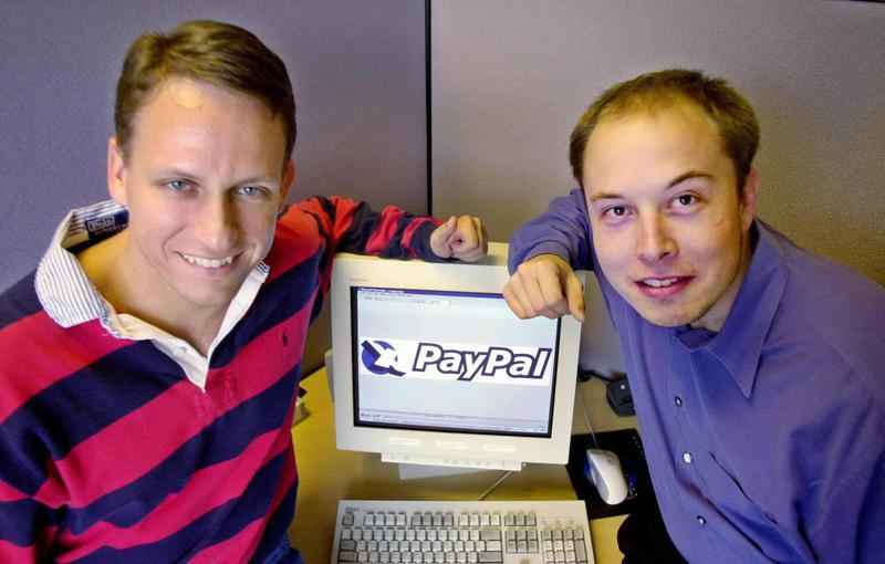馬斯克（右）2000年創立PayPal時髮際線退後得很厲害，髮量也很稀疏。左為PayPal執行長Peter Thiel。美聯社