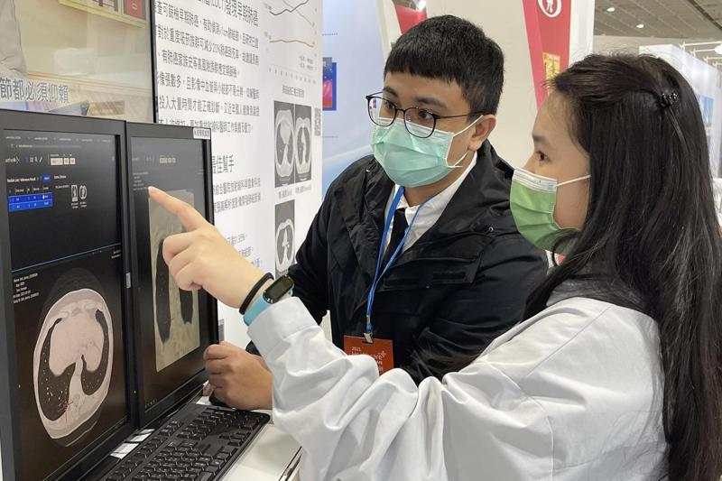 台灣醫療科技展登場，AI和5G都是智慧醫療焦點，圖為國泰醫院發表「肺結節偵測AI-低劑量電腦斷層掃描（LDCT）」偵測系統。 圖／國泰醫院提供