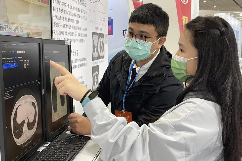 台灣醫療科技展登場，AI和5G都是智慧醫療焦點，圖為國泰醫院發表「肺結節偵測AI-低劑量電腦斷層掃描（LDCT）」偵測系統。 圖／國泰醫院提供