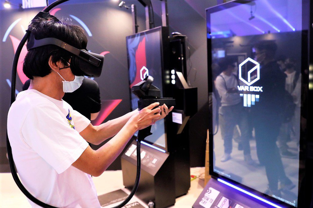 VAR LIVE（維亞科技）提供最新的 VR 射擊遊戲供民眾遊玩體驗。 高雄市政...