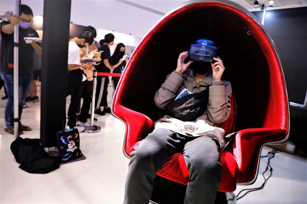 智崴集團展出旗下 VR 沉浸式體驗裝置。 高雄市政府運動發展局/提供