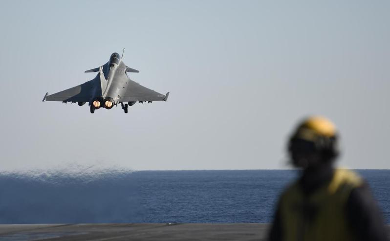 法國總統馬克宏3日率團訪問阿拉伯聯合大公國(UAE)簽署一項協議，阿聯要採購80架法國製造的飆風戰鬥機，創下阿聯合史上最高最高軍購紀錄。 美聯社