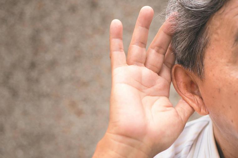 聽力障礙會影響人際溝通，也增加跌倒、意外發生率。圖／123RF